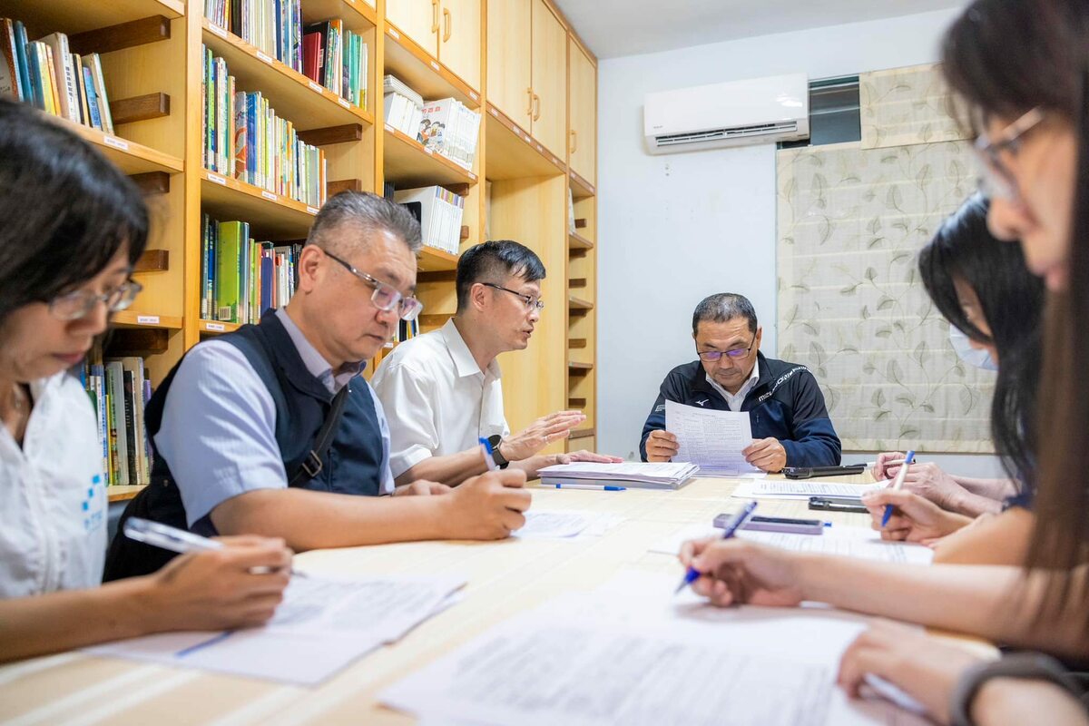 為何對於引發社會疑慮如此大的事件，侯友宜與受害家長的會談卻一再使用「閉門會議」的模式，且沒有邀請各專業領域的代表參與。 圖：翻攝侯友宜臉書（資料照片）