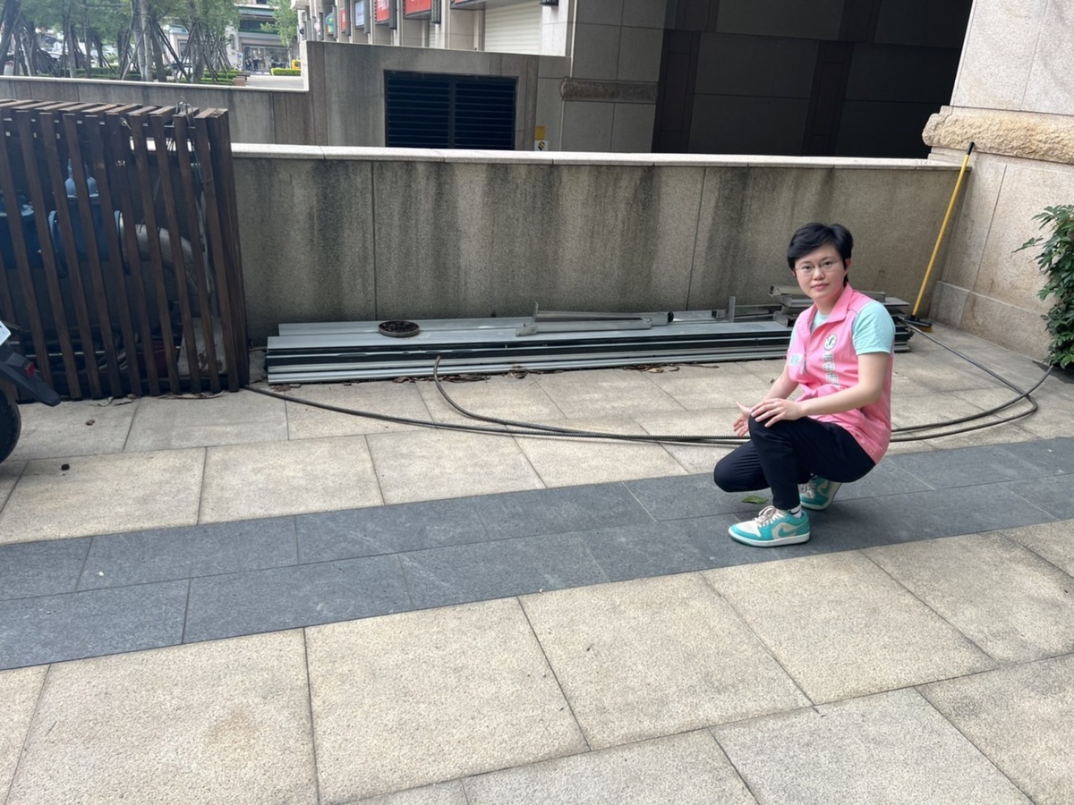 陳俞融指說鋼筋掉落處是停車場出入口，若擊中車輛後果不堪設想。 圖 : 陳俞融/提供
