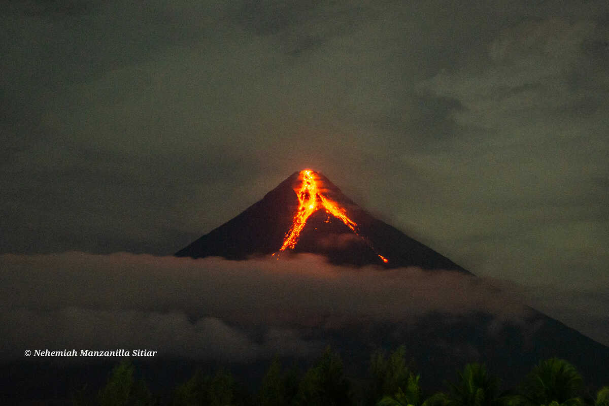 菲律賓「馬永火山」12日傳出「溢流式噴發」，國家火山暨地震研究所警告，火山正處於高度不穩定狀態，可能在數週或數天內發生可能危及生命的猛烈噴發。 圖：翻攝@PhilippineStar推特