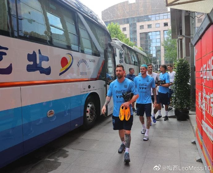 阿根廷隊原定下榻飯店後至奧體中心訓練，卻因大批球迷亂象，維安管制不佳，取消練習。 圖：翻攝自梅西微博