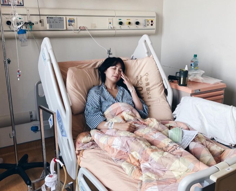 正妹護理師雅薇日前發文透露自己去健檢時，發現自己罹患肺癌，一邊上班一邊落淚。 圖/雅薇IG