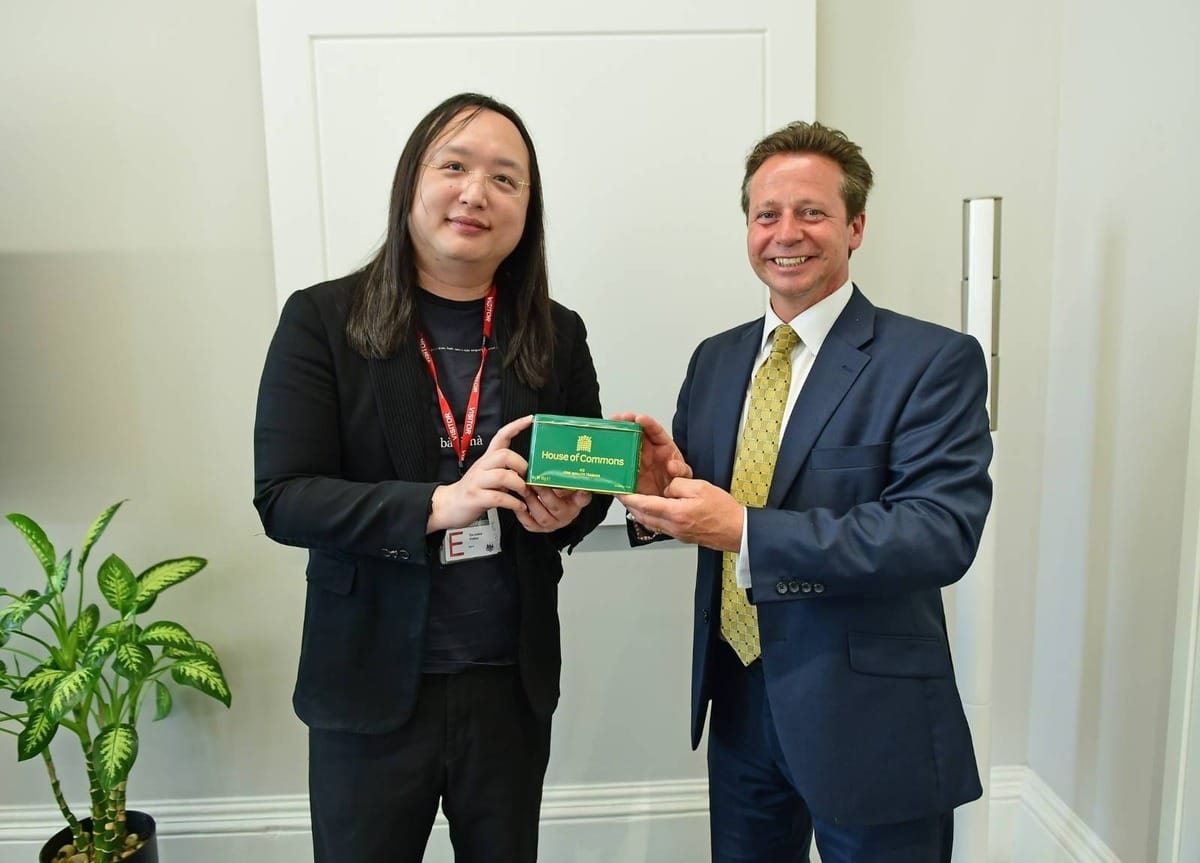 數位發展部長唐鳳率團出訪英國，於當地時間12日拜會英國商業貿易部，與何德森副部長分享台英兩國推動數位發展的理念。 圖：數位發展部提供