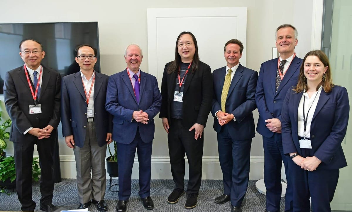 數位發展部長唐鳳率團出訪英國，於當地時間12日拜會英國商業貿易部，與何德森副部長分享台英兩國推動數位發展的理念。 圖：數位發展部提供