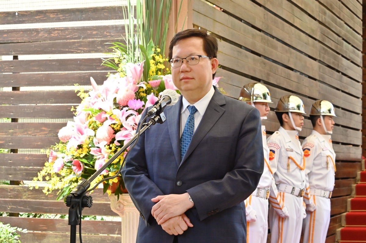 行政院副院長鄭文燦今（13）日上午陪同蔡英文總統出席「中央警察大學112年聯合畢業典禮」後受訪。 圖：行政院提供