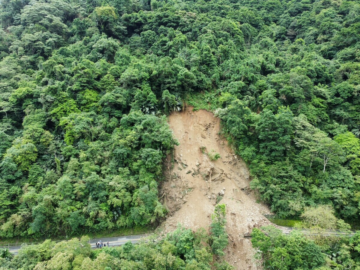 太平山坡面因大雨仍有大量浮動土石，恐有持續滑落之可能。 圖：羅東林區管理處／提供