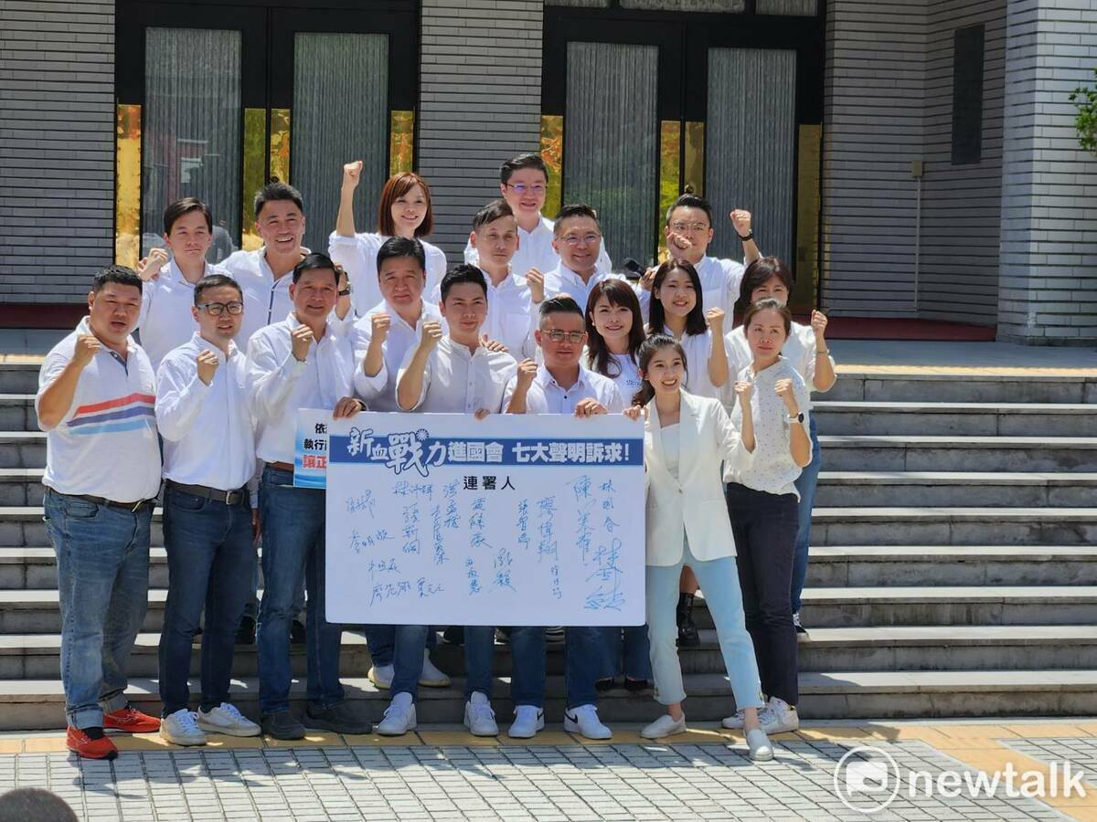 國民黨年輕選將在立法院議場前召開「新血戰力進國會 七大聲明訴求」記者會。 圖：黃建豪/攝