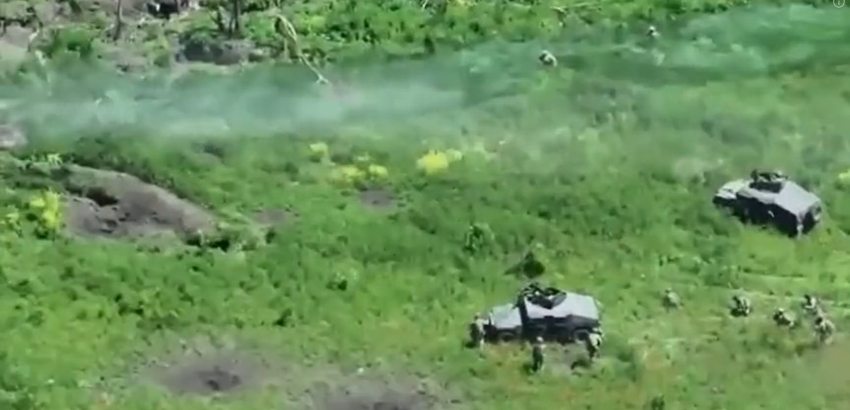 烏軍三輛悍馬車抵達俄軍陣地後，開始對戰壕中的俄軍發動猛烈攻擊。 圖：翻攝自國防時報TV