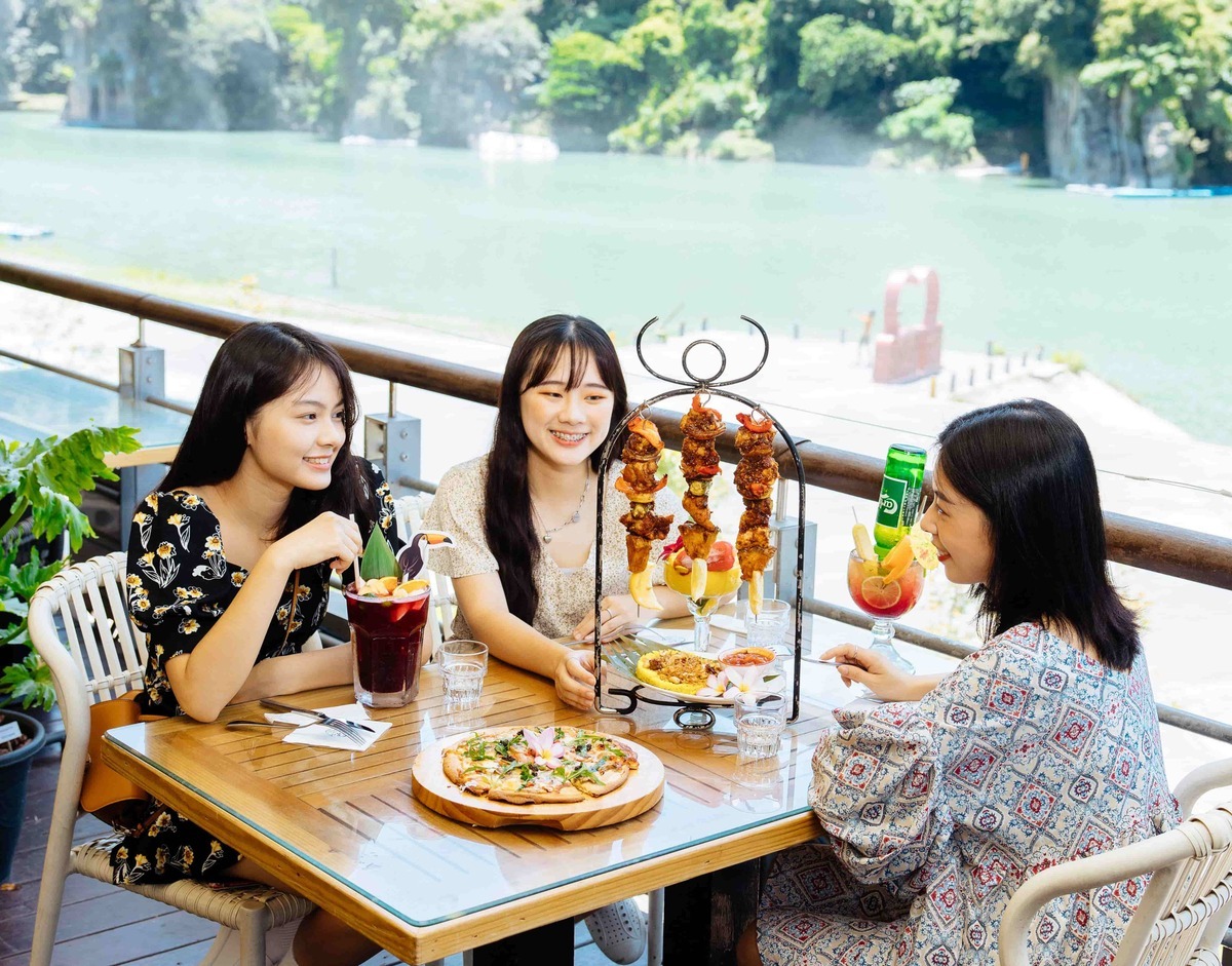 地景藝術展出期間，除了拍美照還可以來到碧潭東岸的餐飲遊憩區享用各種異國美食佳餚。 圖：新北市觀旅局提供
