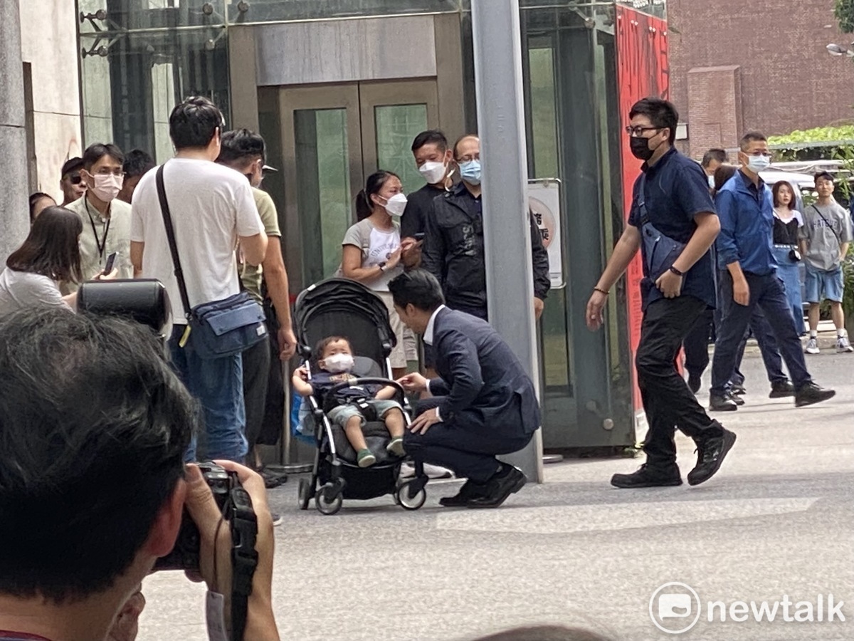 台北市長蔣萬安走入會場時，看見一旁有可愛的嬰童，還忍不住走過去逗弄。 圖：周煊惠 / 攝