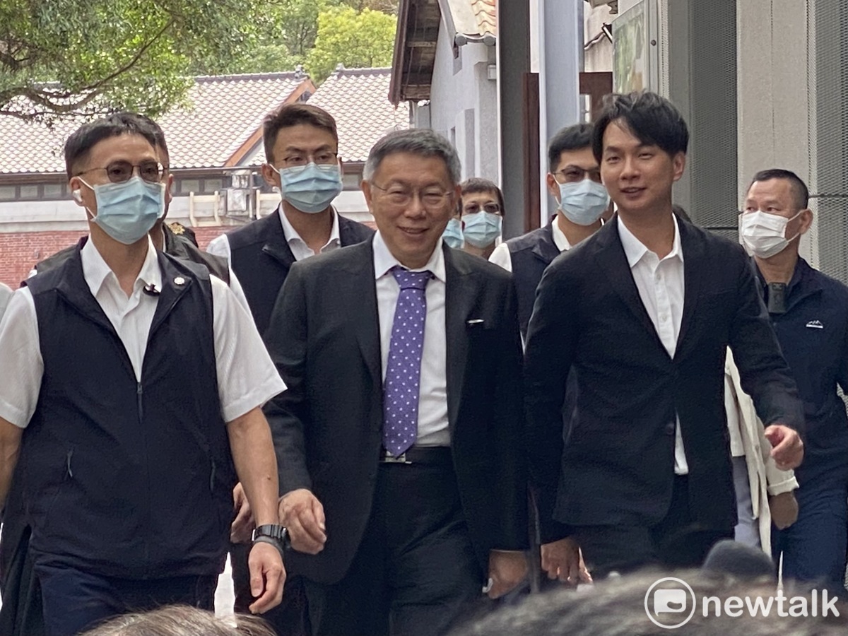 前台北市長、民眾黨主席柯文哲出席歷屆台北市長紀錄片，議員陳宥丞陪同。 圖：周煊惠 / 攝