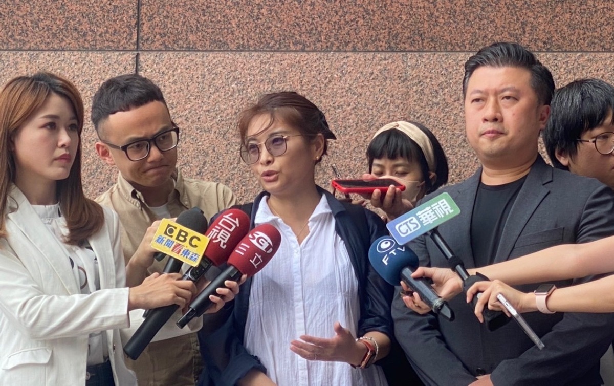 民進黨性平課講師黃嘉韻（中）與新聞部主任張志豪 圖：民進黨提供