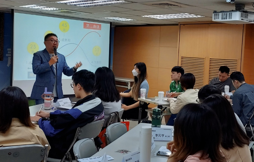 跨國投資策略專家 Michael 以全球趨勢與產業分析幫助學員找到自己的立足點。 圖：影響力教育基金會提供