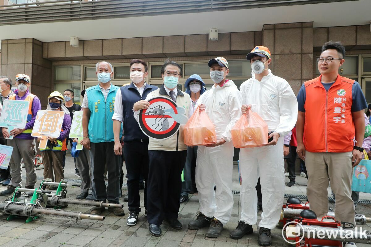 台南市昨日新增1例本土登革熱病例，台南市長黃偉哲今日前往瞭解登革熱防治情形，並強調防疫工作將料敵從寬，市府團隊已動員清消，為盡快截斷感染源，呼籲市民清理積水容器，尤其近日南部時有降雨，務必特別警覺，若該社區在7月5日前沒有出現第二個本土登革熱病患，才能正式解除警報。 圖：台南市政府提供