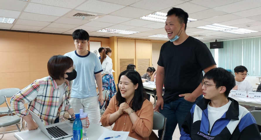 小組成員通過隨機情境演練，模擬團隊共同達成目標的過程及企業內跨部門的溝通協作。 圖：影響力教育基金會提供
