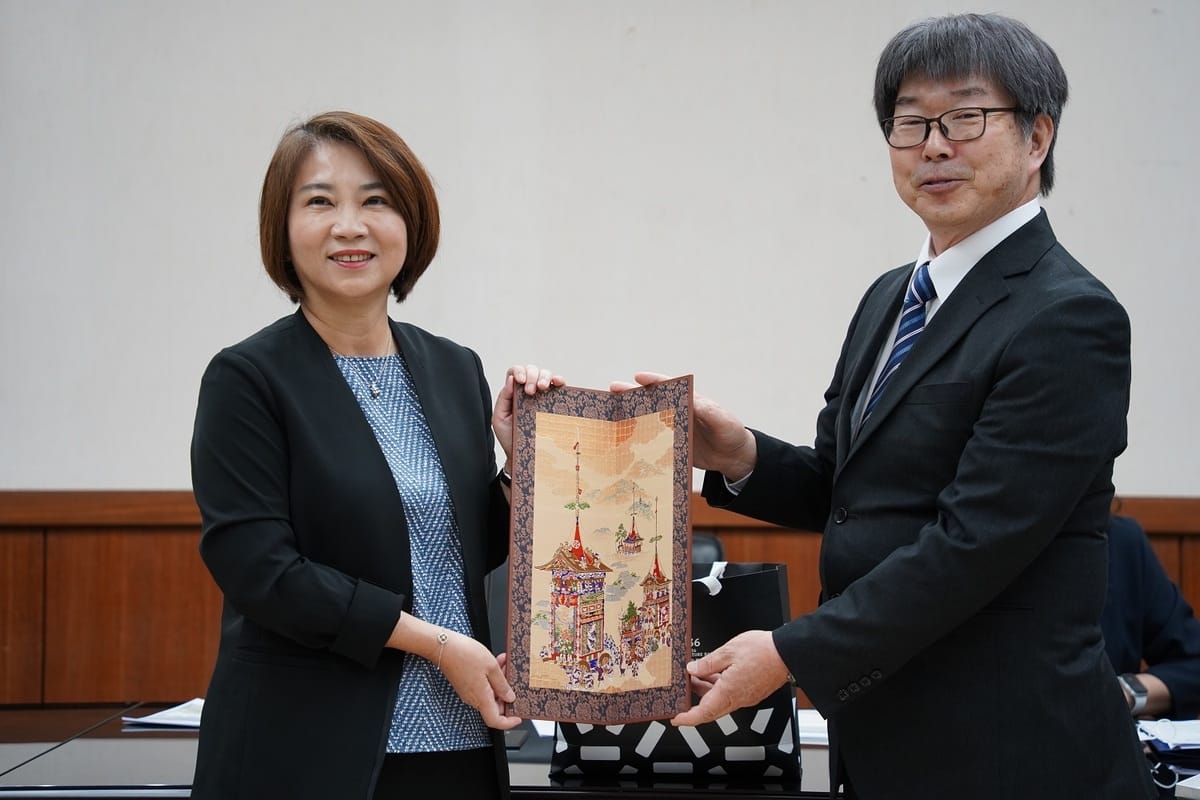 永井正人(右)回贈周春米紀念品。 圖：屏東縣政府/提供
