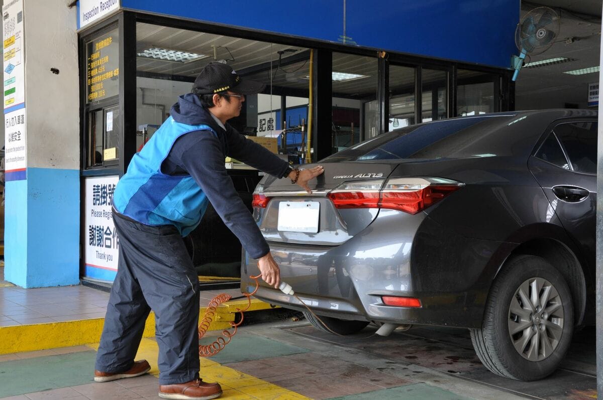 北區監理所呼籲車主，車輛定期檢驗通知單或簡訊驗車服務通知均屬提醒性質，即便未收到驗車通知，仍應依行車執照登載之指定檢驗日期前後1個月內辦理定檢，避免逾期產生相關罰鍰。 圖：台北區監理所提供