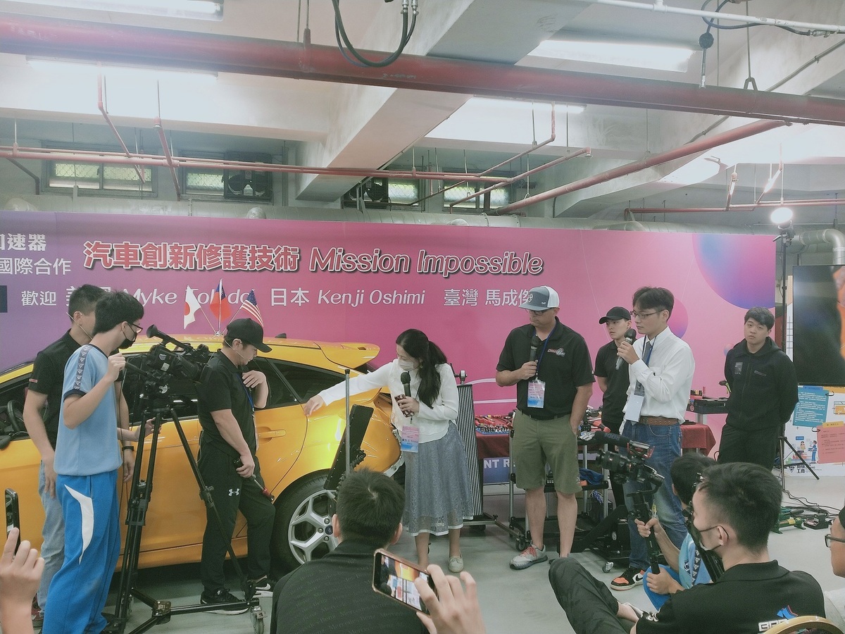 新北市私立南強工商邀請日本汽車無漆凹痕修復大師 Kenji Oshimi進行實際修復技術交流。 圖：新北市教育局提供