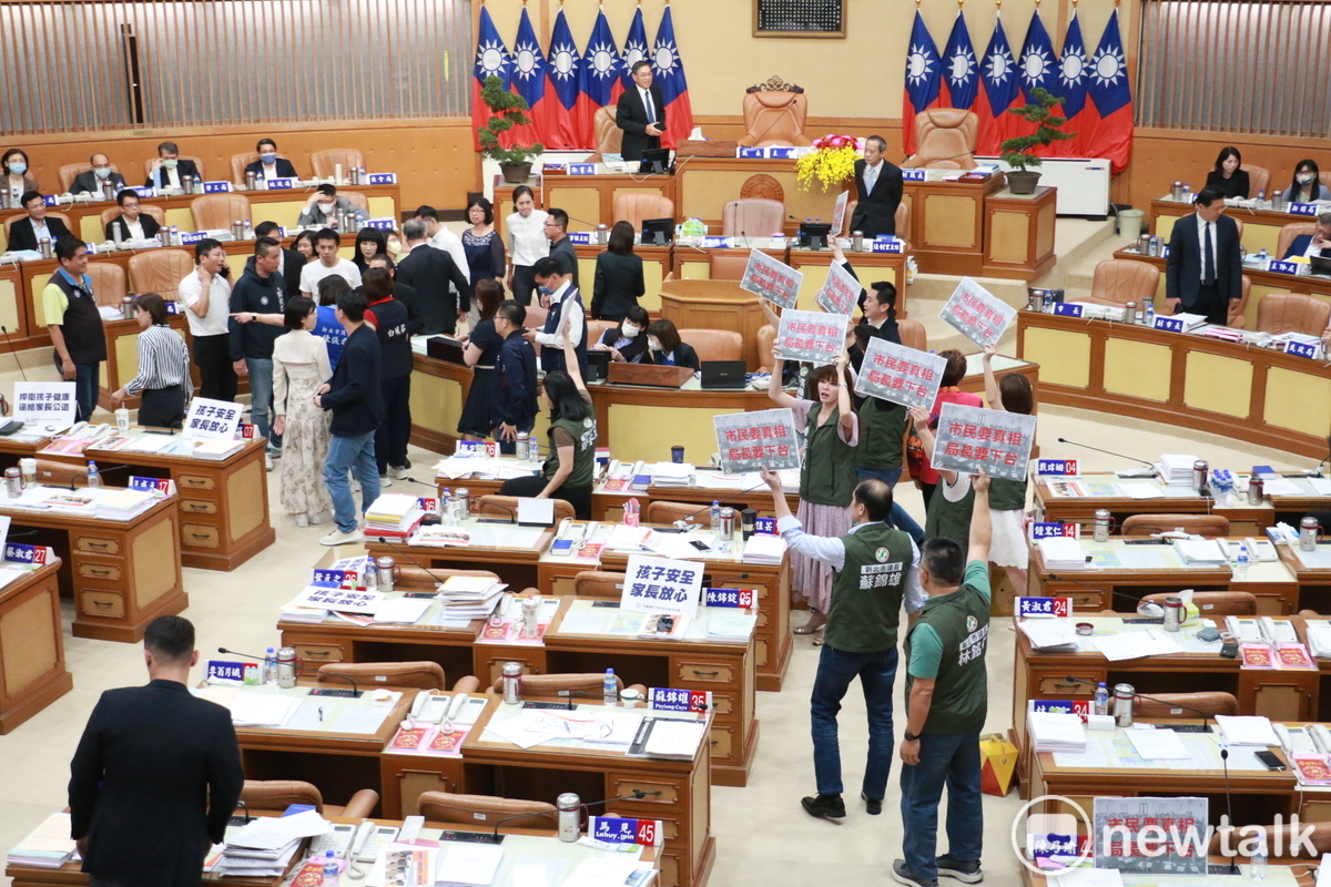 綠營議員不滿侯友宜避重就輕，在議會大廳高喊「市民要真相、局長要下台」。 圖：林昀真／攝