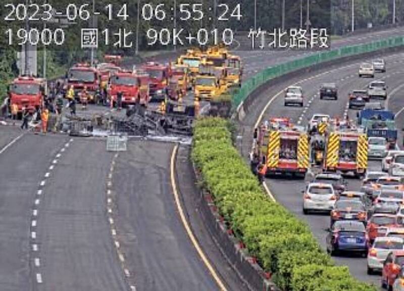 國道一號90.2K處14日清晨發生火燒車事故。 圖：翻攝高公路局網站