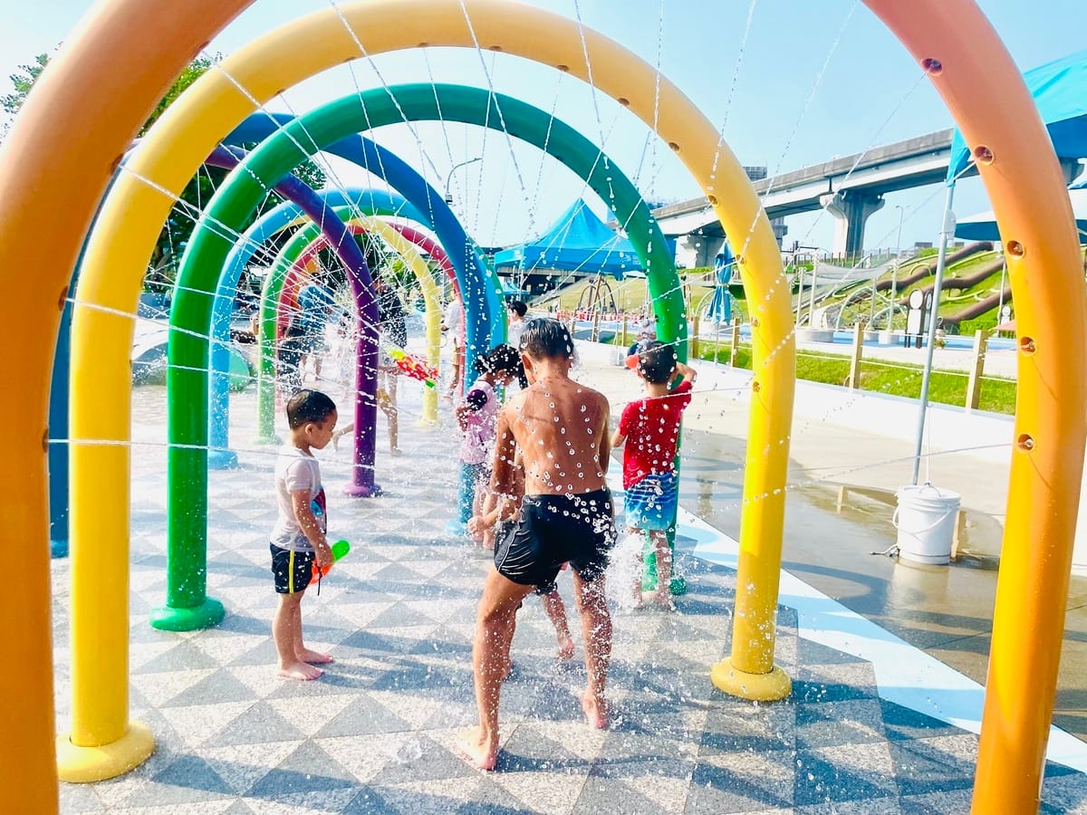 海世界水樂園5種不同體驗玩法增加親子互動的樂趣。 圖：新北市高灘處提供