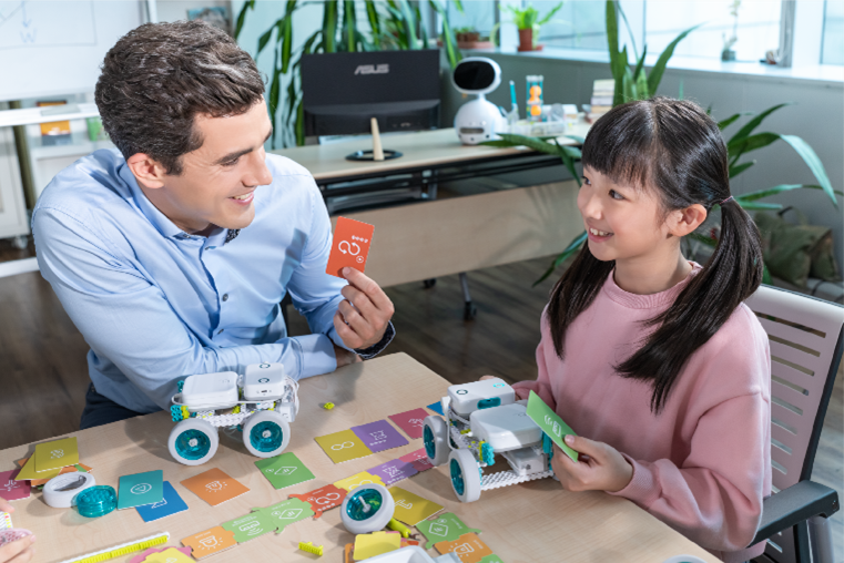 獨家可程式化的RFID指令卡，結合桌遊設計的遊戲任務卡，可讓使用者隨時隨地在不插電的玩樂中學習、體驗中創作。 圖：ASUS/提供