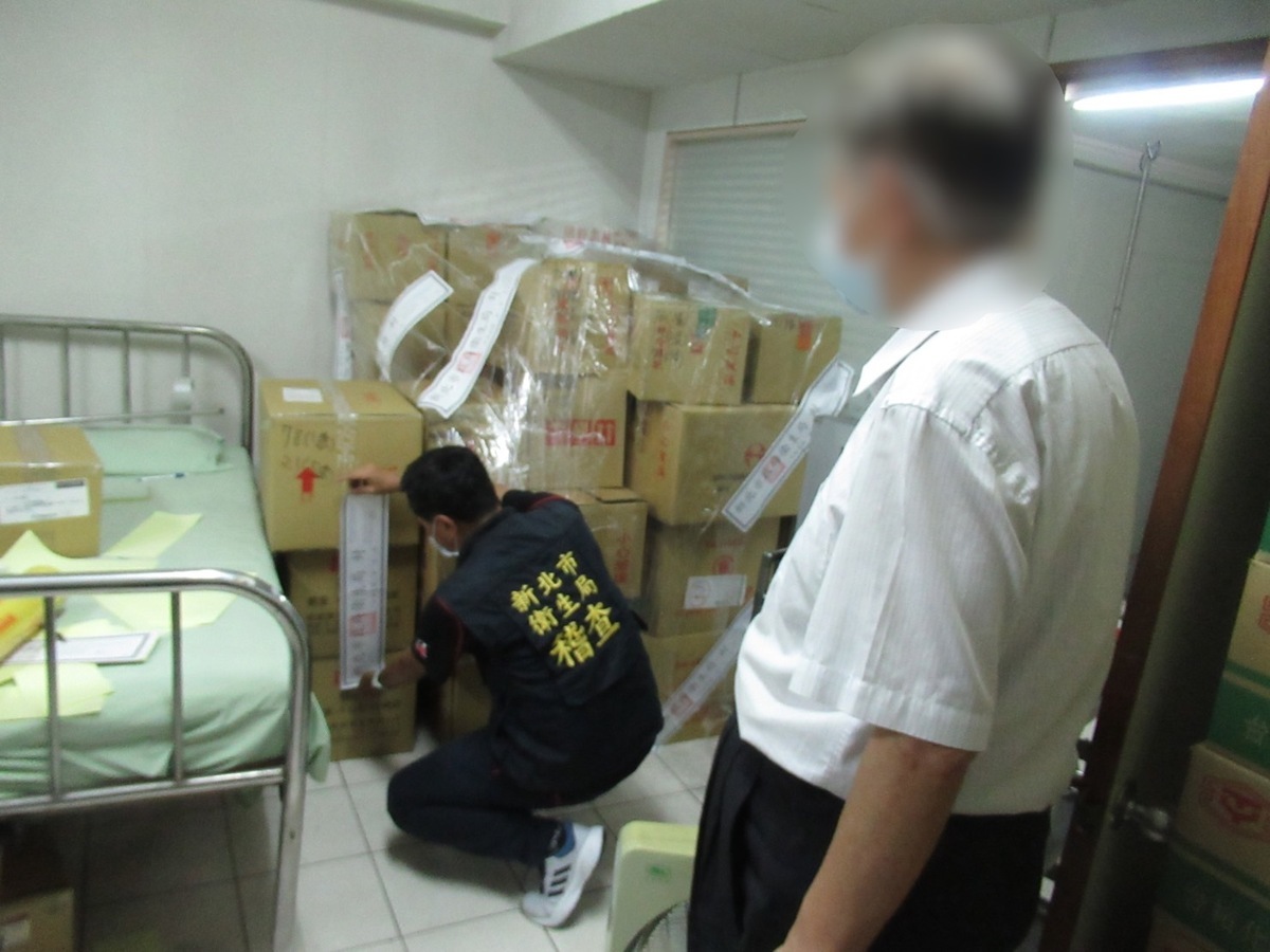 6月12日再次追蹤稽查，未見使用逾期藥品，並確認封條完整。該業者已提具銷毀計畫書，衛生局將派稽查員現場監督銷毀到不可復原態樣。 圖：新北市衛生局提供