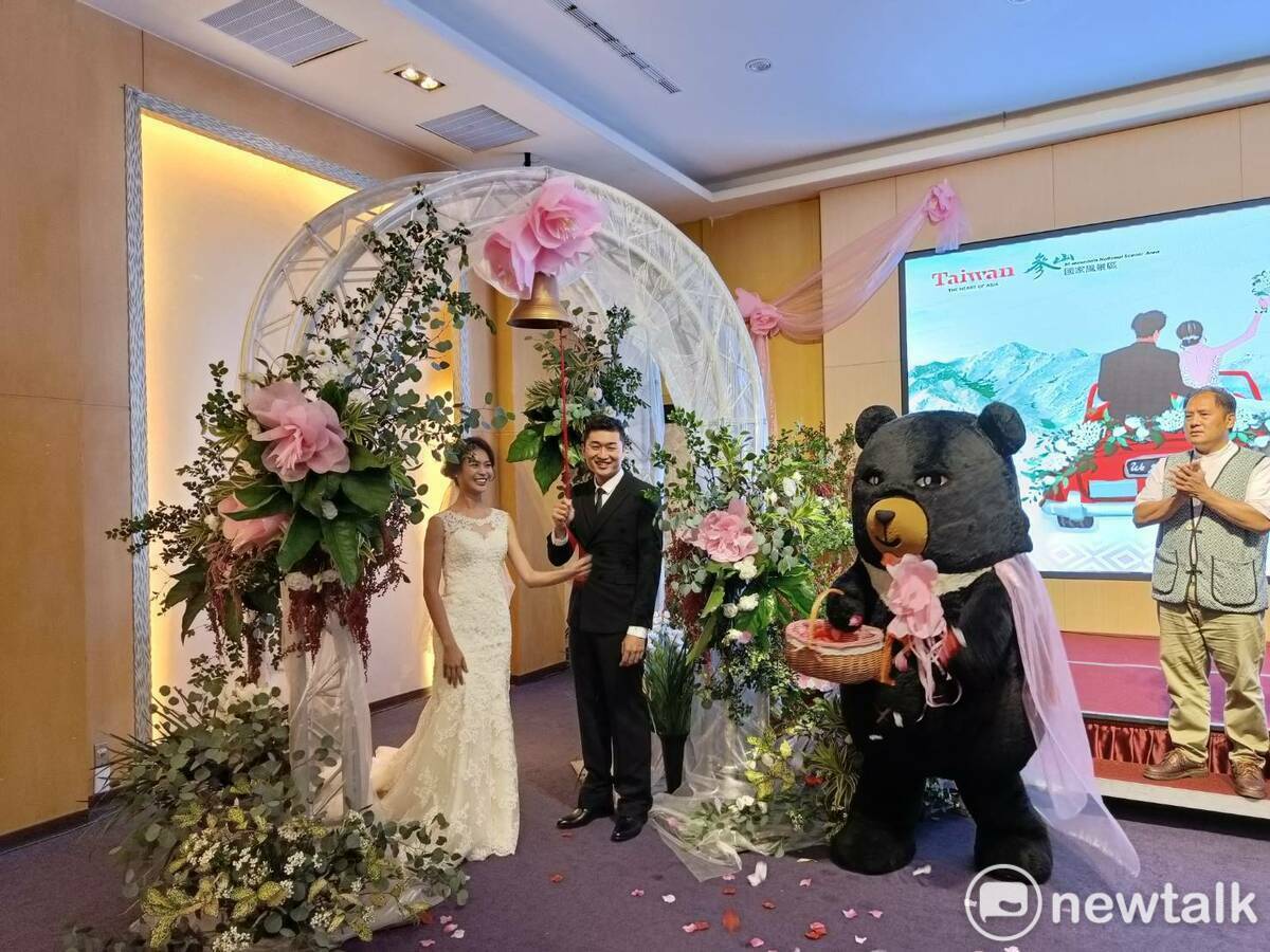 雲端上的婚禮限量12對佳偶報名。 唐復年/攝