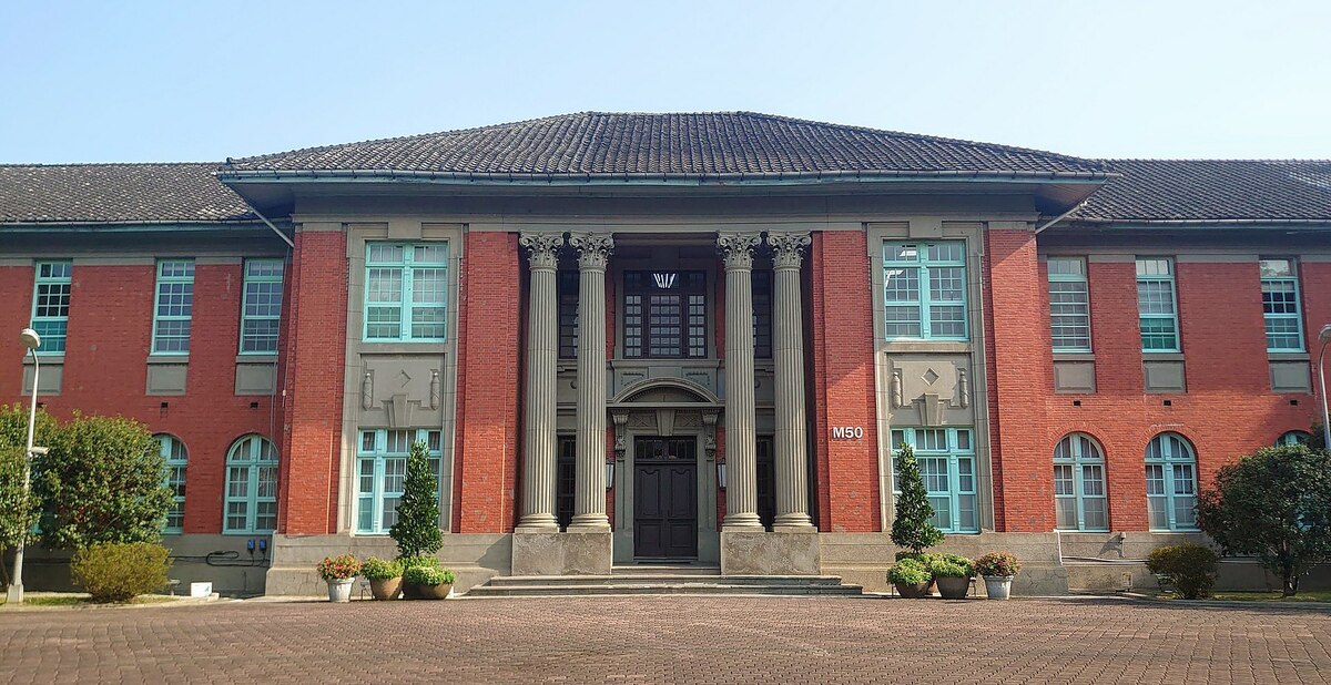 最新英國 QS 世界大學排行榜公布，台灣只有 1 所大學名列百大榜單。圖為台灣大學行政大樓。 圖：翻攝自維基百科