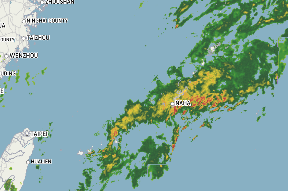 日本沖繩受到季節性降雨鋒面影響，降下可能致災豪雨。那霸市政府發出疏散命令，要求全市15萬5806戶、31萬8917名居民配合疏散避難。 圖：翻攝accuweather.com