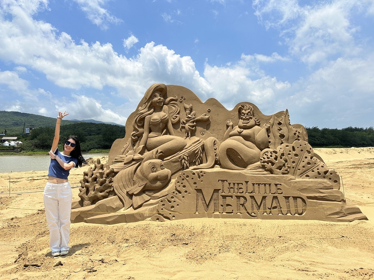 福隆國際沙雕藝術季正於福隆海水浴場熱烈展出中，想親眼目睹最喜愛的迪士尼角色絕對不容錯過！ 圖：新北市觀旅局提供