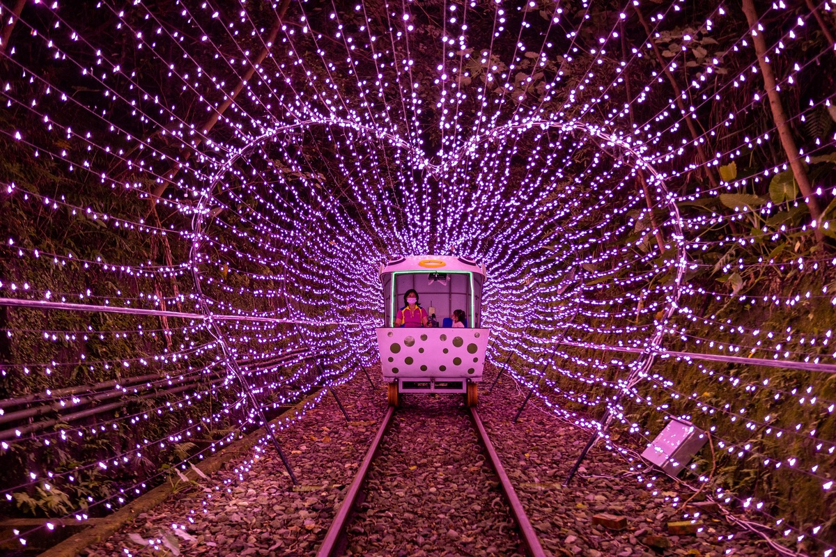 每年仲夏深澳鐵道自行車的夜間光雕騎乘，佈置大量的燈飾，邊騎乘邊感受微微海風吹來，相當愜意。(圖為2022資料照) 圖：新北市觀旅局提供