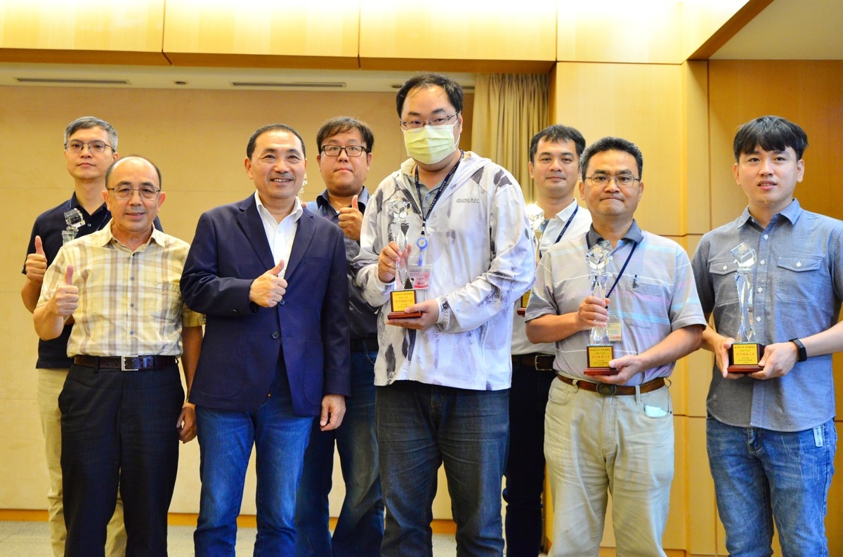 今(14)日新北市長侯友宜為感謝辛苦的公所課長，特於市政會議親自頒發「防汛有功」獎座1座以表市府感激之情。。 圖：新北市水利局提供