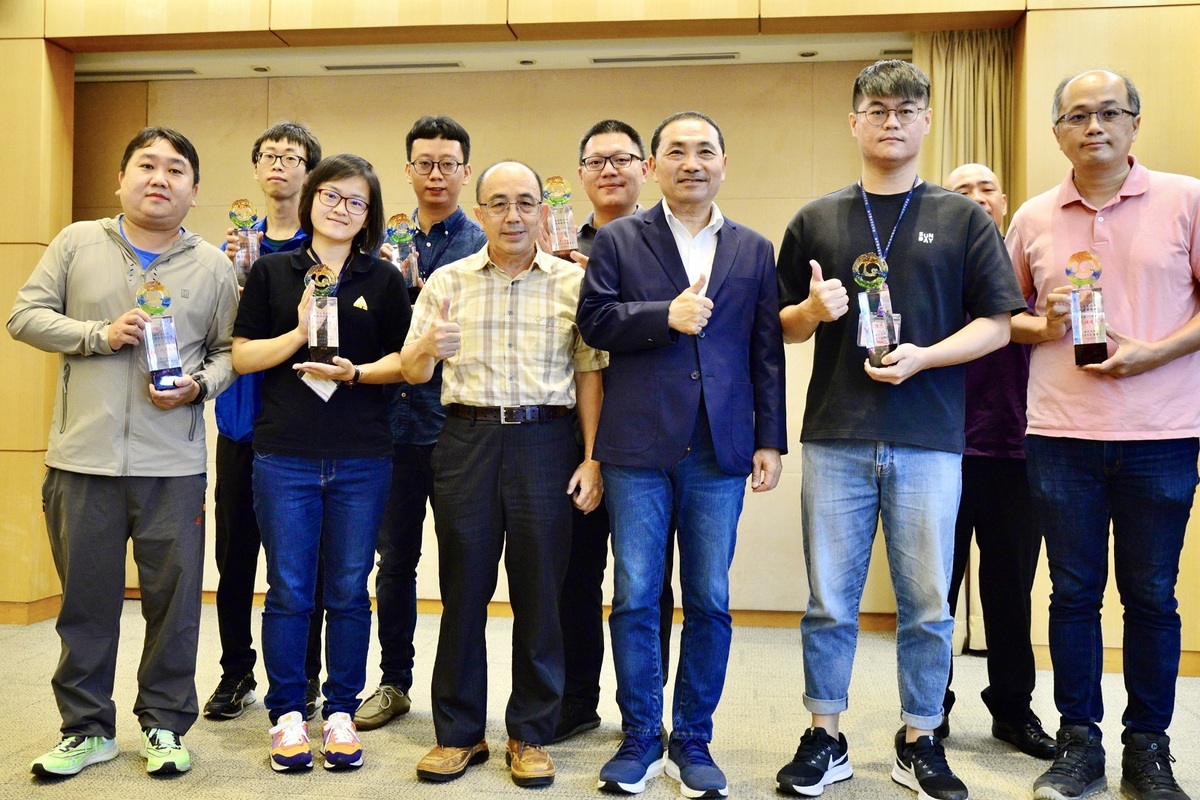 新北防汛感恩在心，侯友宜頒獎感謝防汛有功人員。 圖：新北市水利局提供