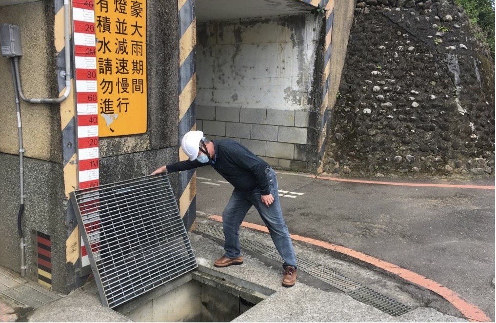區公所承辦人員於大雨來臨前至現場確認排水設施正常排水。 圖：新北市水利局提供