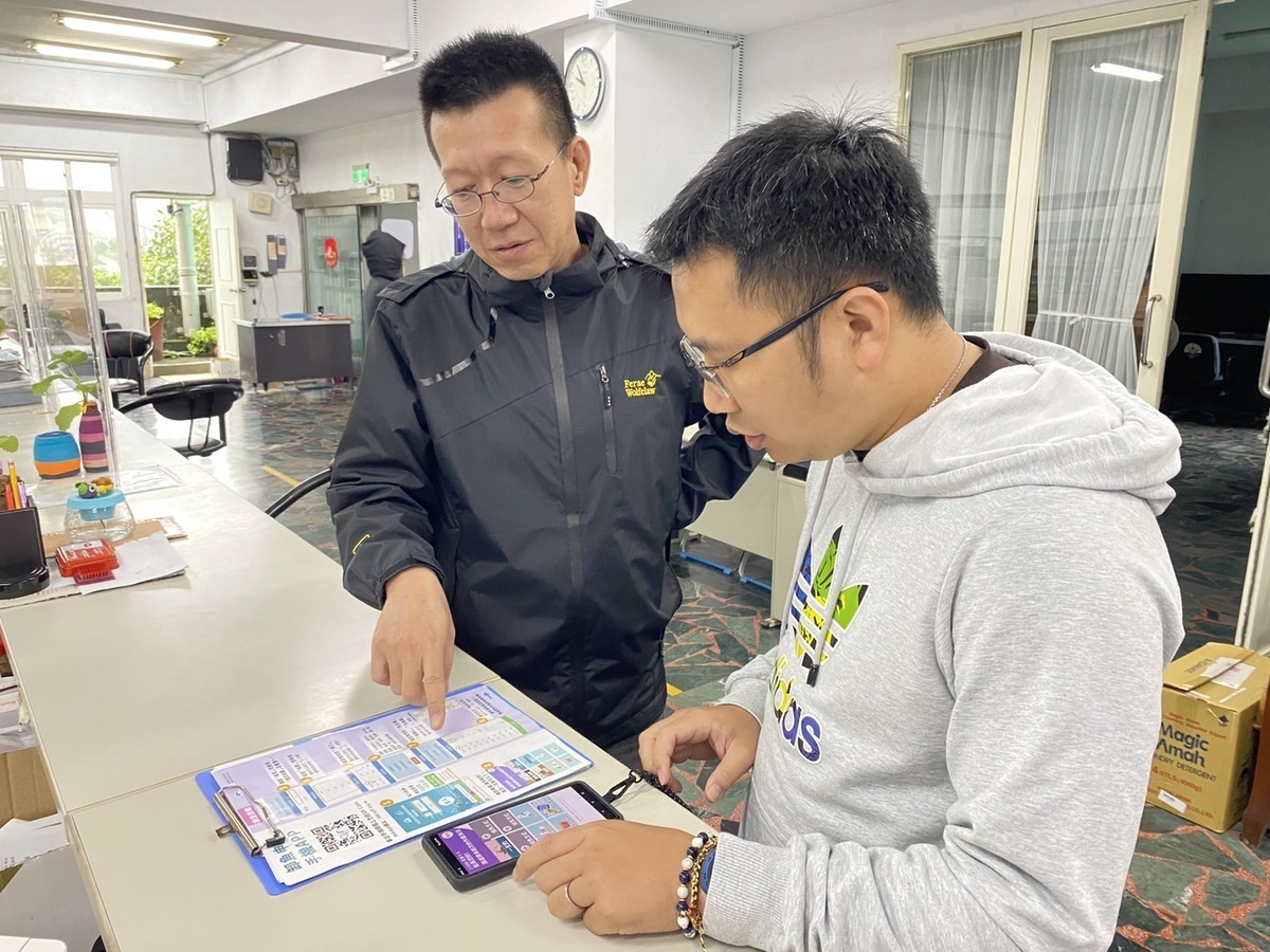 漁會教導漁民使用APP申報卸魚資料。 圖：新北市漁業處提供