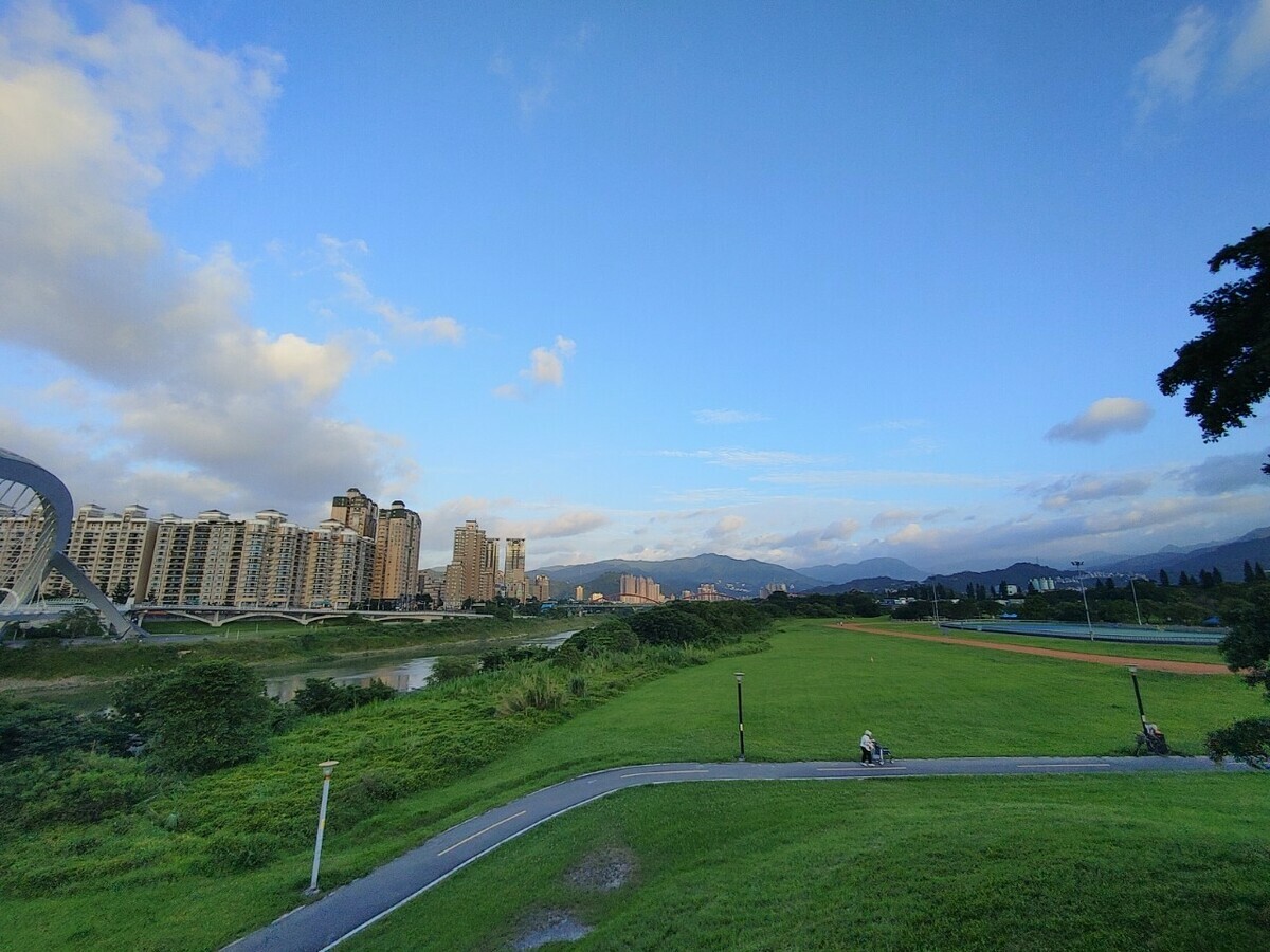 台灣為海島型氣候，當太平洋高壓籠罩、暖區移入、颱風靠近或西南風吹拂時，時常出現局部高溫的現象。 圖：民眾／提供
