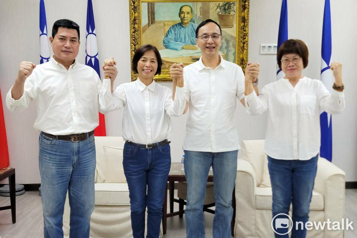 國民黨中常會今日徵召姚正玉（右一）參加台南市第三選區立委選舉，姚正玉表示，這是一份榮譽，更是一份責任，將全力以赴，2014打一場「要正義」、「下架民進黨、活絡大台南」的勝戰。 圖：國民黨台南市黨部提供