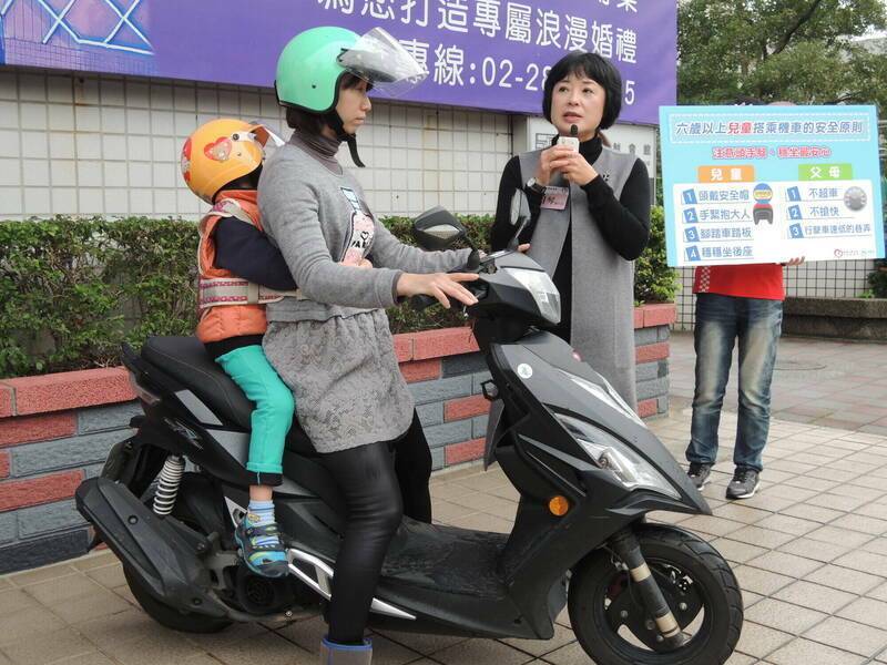 近年來道路事故死亡或受傷的兒童人數不減反增，而「機車兒童安全座椅」及「兒童安全帽」被認為是2大問題。 圖：靖娟基金會／提供（資料照）