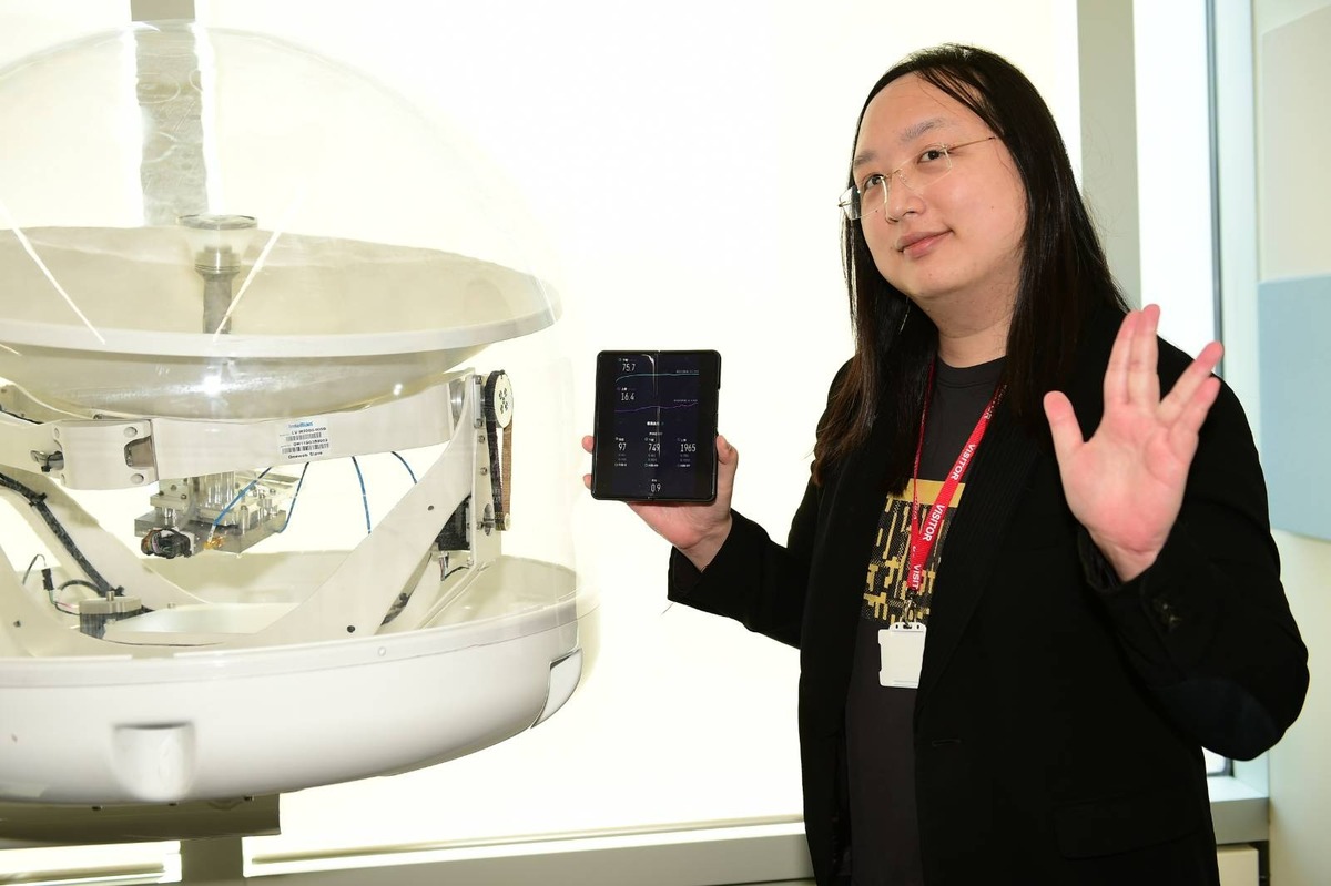 數位發展部唐鳳部長近日率團出訪英國，於當地時間13日赴英國衛星服務供應商OneWeb總部參訪，實地瞭解更多該公司的衛星技術與運作方式。 圖：數位發展部提供