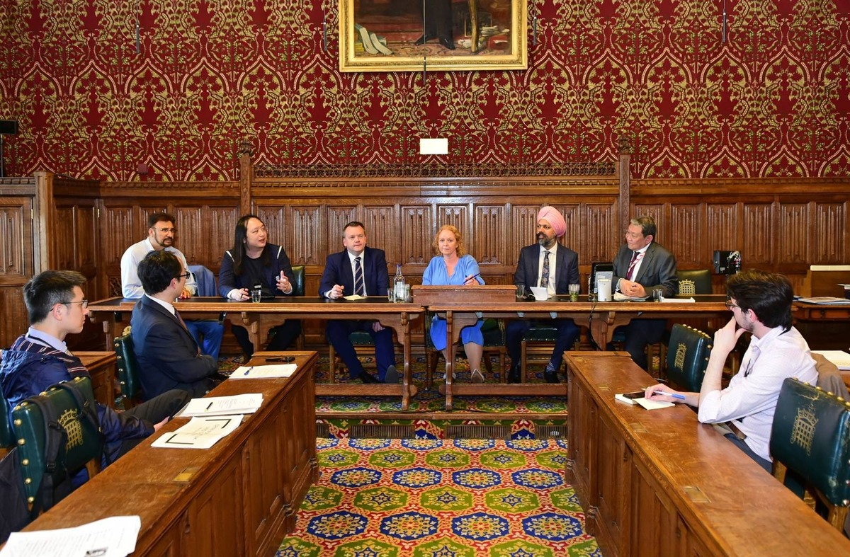 唐鳳隨後前往拜會英國下議院議員朱迪思．康明斯、上議院議員梁辛尼男爵及議員尼克勞斯．托馬斯-西蒙斯等重要議員，討論數位轉型下的台英合作機會。 圖：數位發展部提供