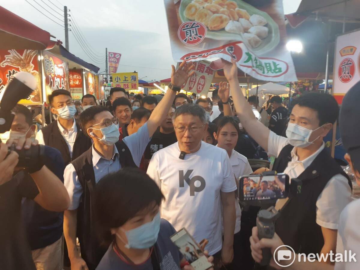 民眾黨總統參選人柯文哲今（14）日到嘉義市湖子內夜市逛街，受到民眾簇擁。 圖：蔡坤龍/攝