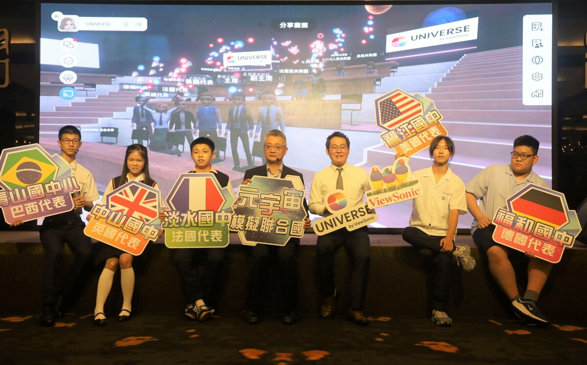 新北市教育局副局長劉明超(中)、ViewSonic College優派學院院長連育仁(右3)與模聯學生、元宇宙會議室中的學生一起合影。 圖：新北市教育局提供