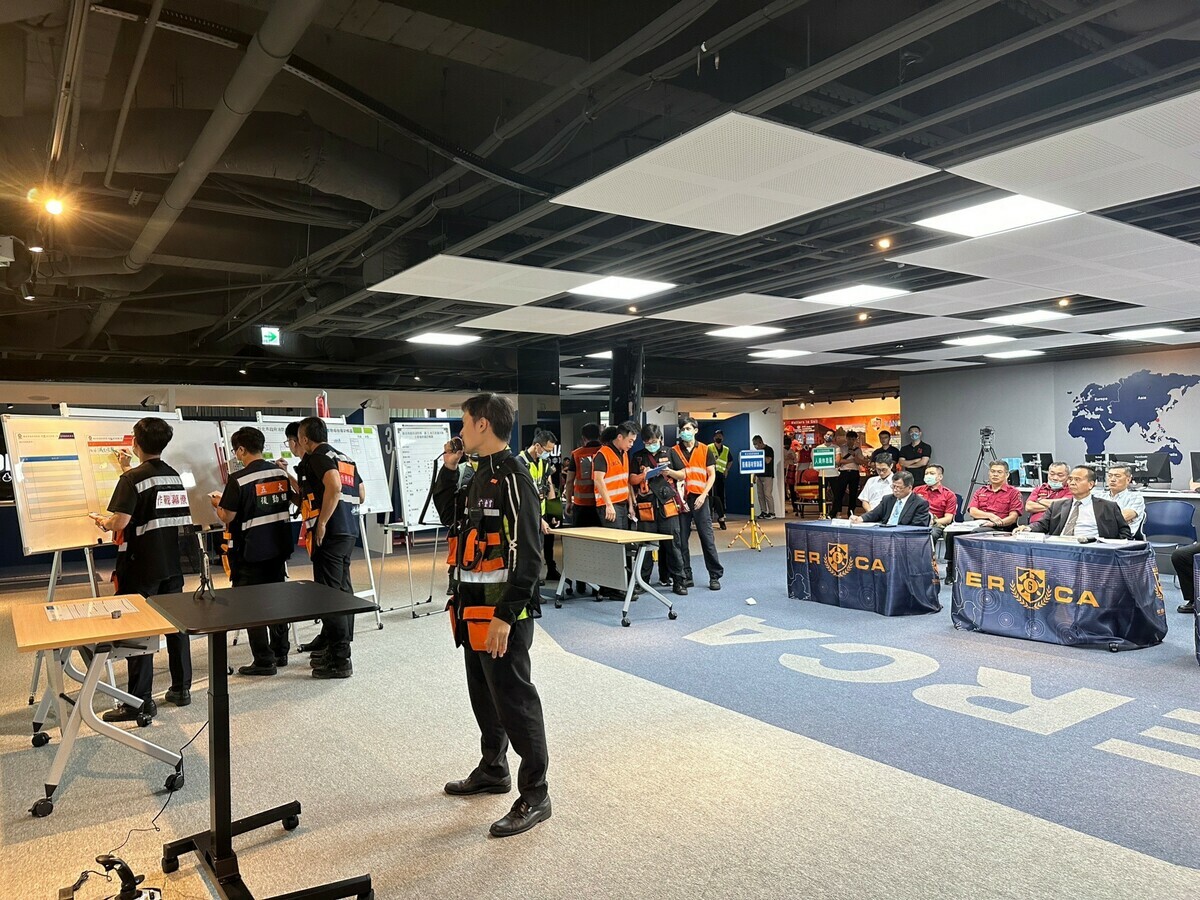 為統合高階救災指揮官之指揮應變語言，此次訓練更召集各外勤大隊長共同參與。 圖：新北市消防局提供