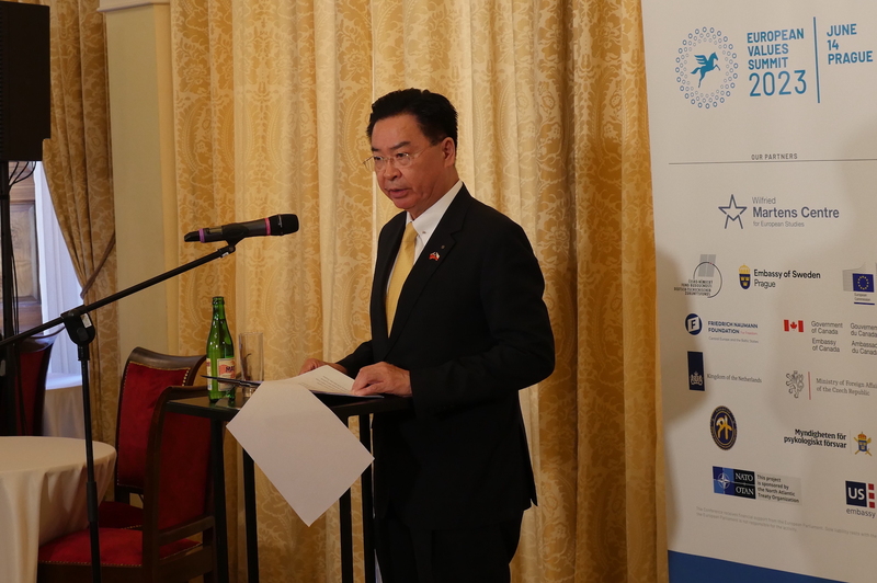 外交部長吳釗燮今天在布拉格舉行的一場安全會議發表演說。 圖：中央社提供
