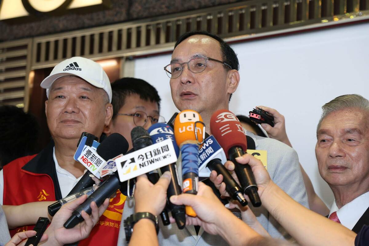 針對侯友宜近期民調表現不佳，引發輿論對棄保效應的隱憂，朱立倫正面看待，除了喊話在野力量應團結下架民進黨，並以球賽比喻，稱「中華隊常是贏在最後一球」。 圖：國民黨文傳會/提供（資料照片）