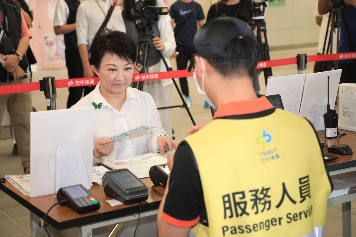 台中市長盧秀燕今天也買了199早鳥優惠的吃到飽月票。 台中市政府/提供