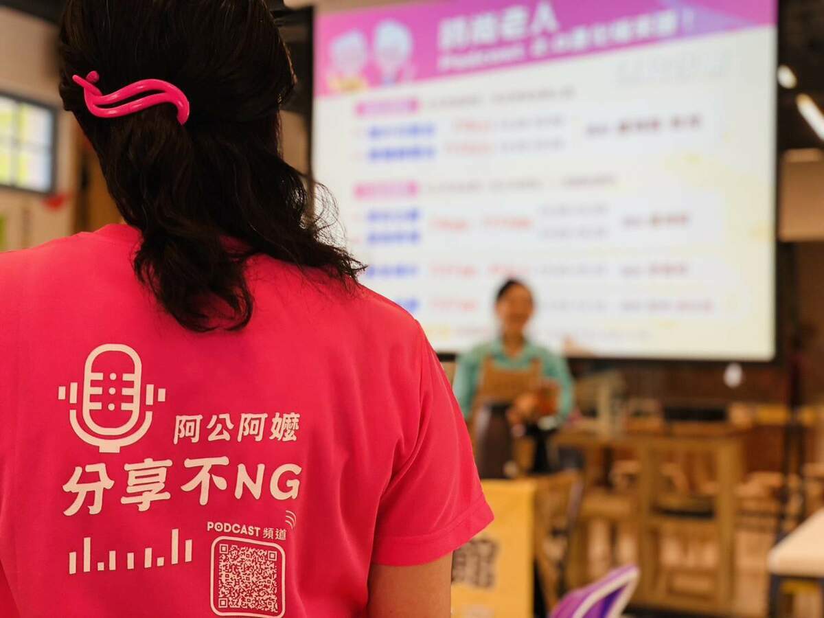 嘉義市長者在衛生局及老師帶領下，學習當「播客」，用聲音分享生命故事。 圖：中正大學教授盧鴻毅/提供