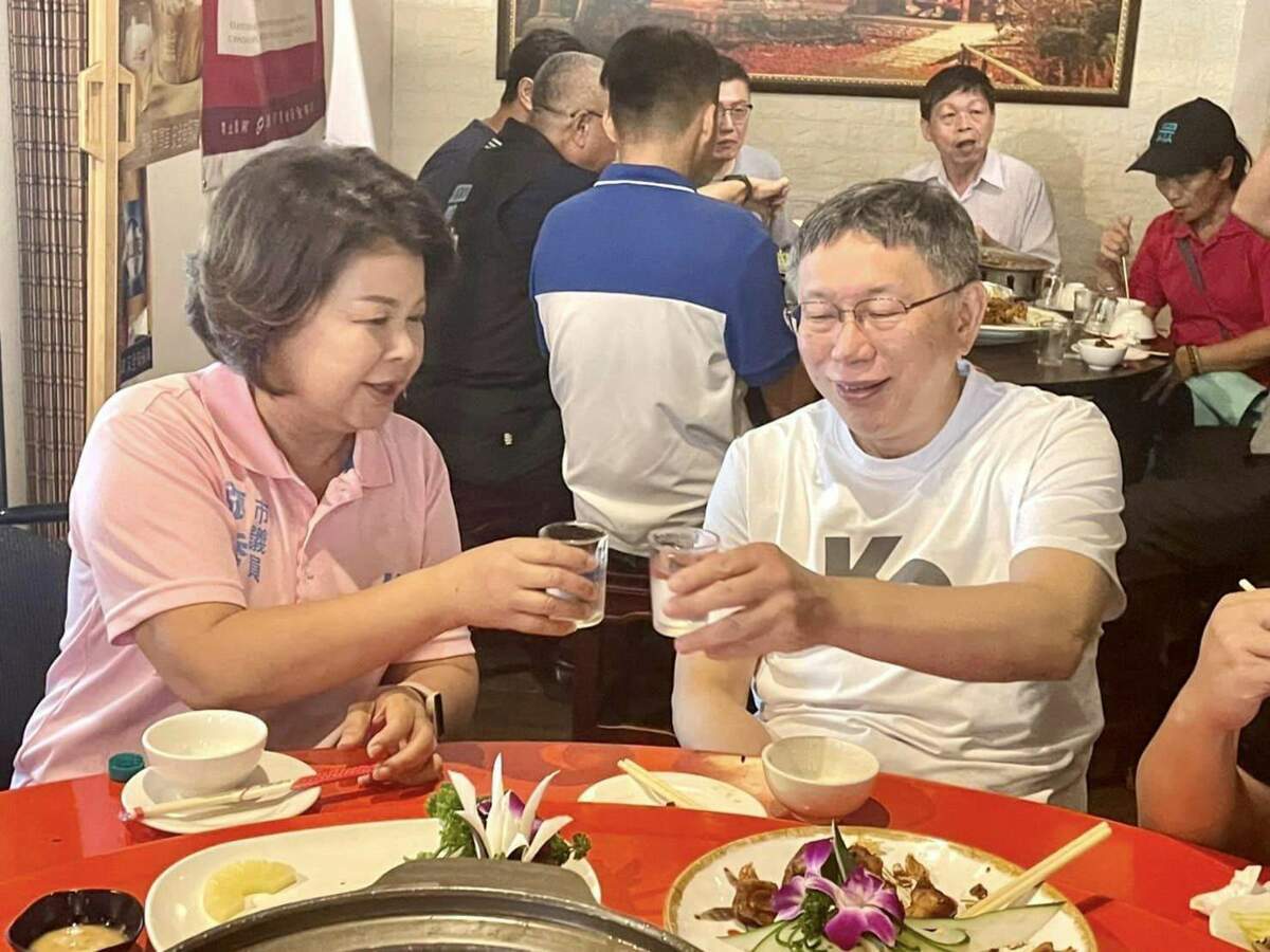 嘉義市國民黨立委參選人張秀華在餐廳與柯Ｐ巧遇，兩人同桌舉杯致意。 圖：取自張秀華臉書