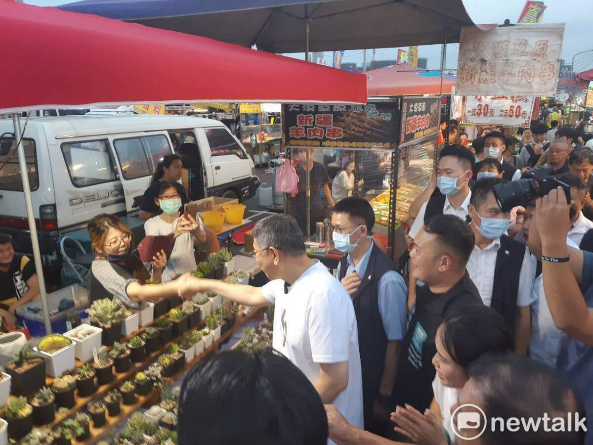 柯文哲昨天到湖子內夜市逛街，受到攤商熱烈歡迎。 圖：蔡坤龍/攝