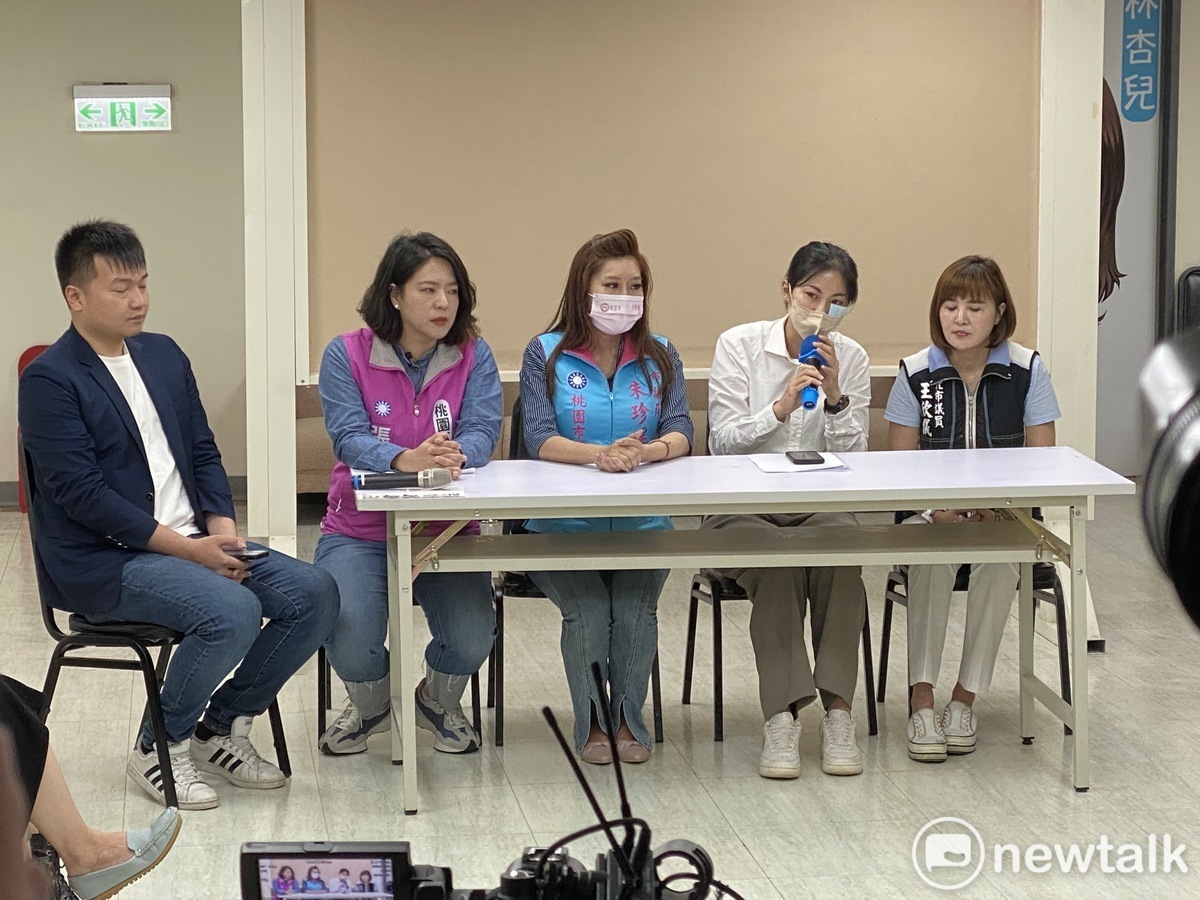 雲林縣議員陳芳盈（右2）下午在國民黨北市議員楊植斗（左1）、王欣儀（右1）、桃園市議員張碩芳（左3）、朱珍瑤（左2）陪同下，在台北市議會召開記者會 圖：周煊惠 / 攝